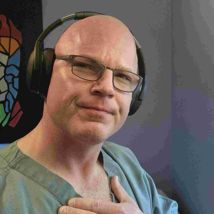 Jeff Emmerson Headshot in Therapy Room Jeff Emmerson, Canadian mental health author and social work student, in a relaxed therapy room setting
